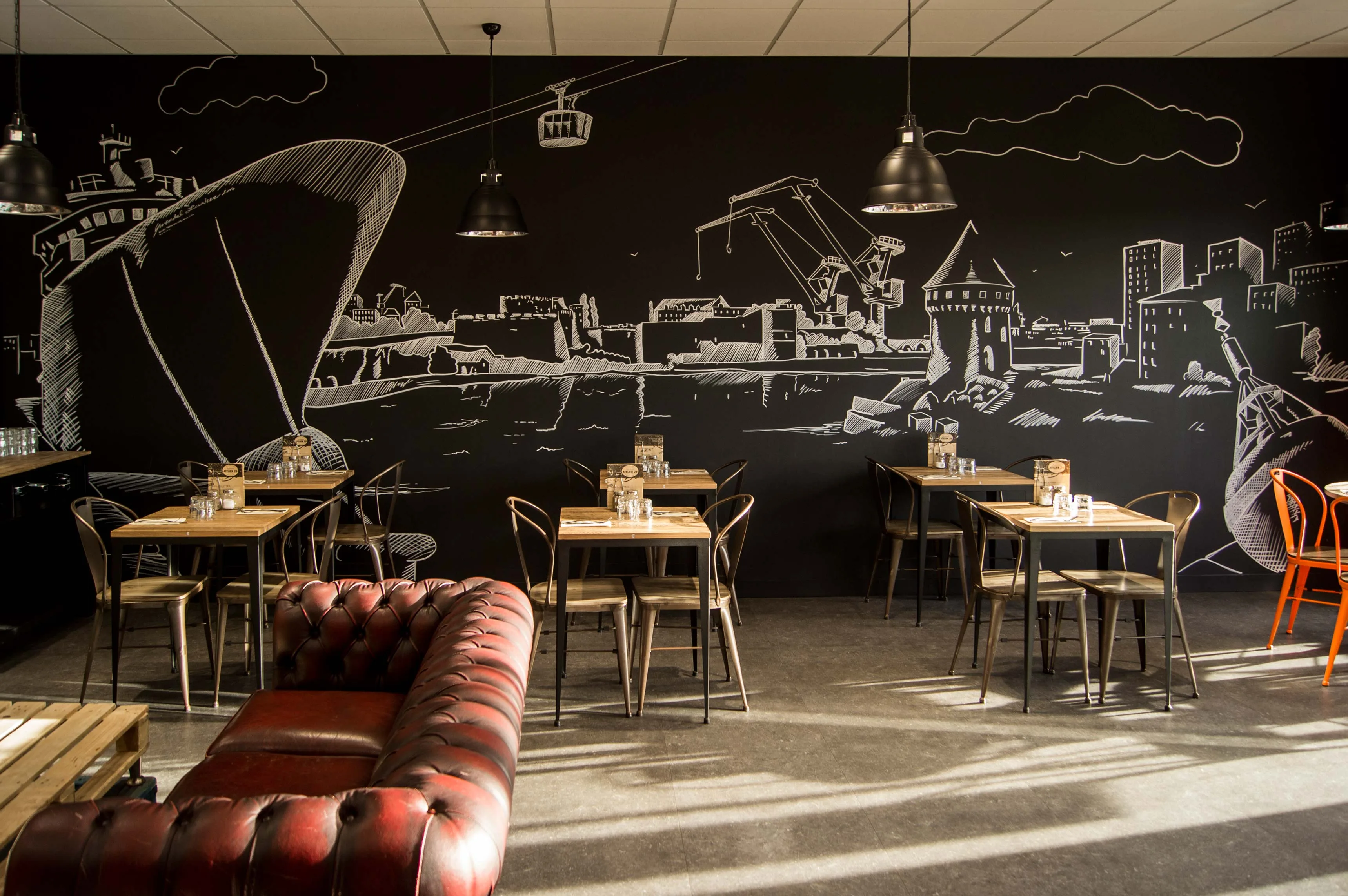 Salle de restaurant avec dessin mural artistique représentant la rade de Brest